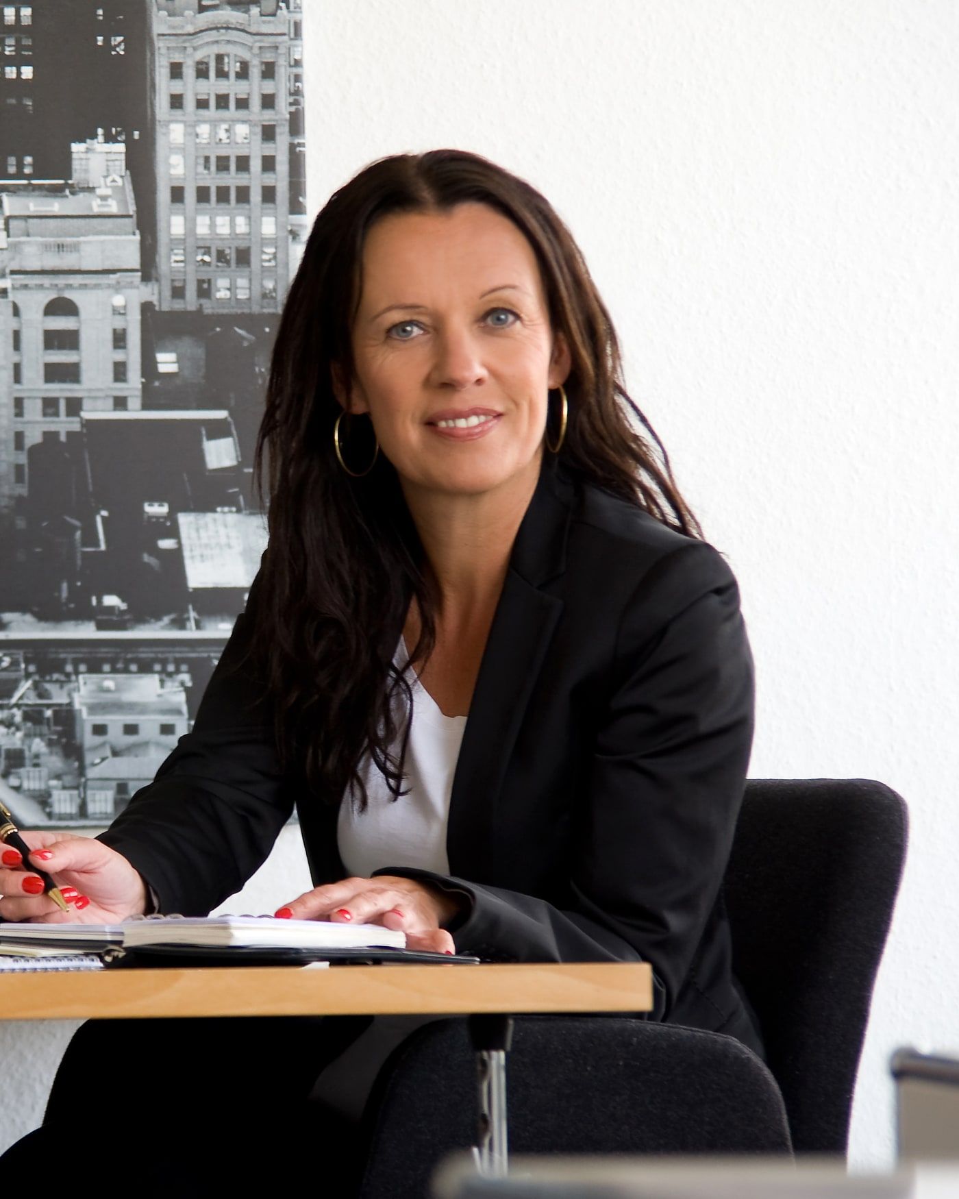 Sigrid Vogt an ihrem Schreibtisch im Büro